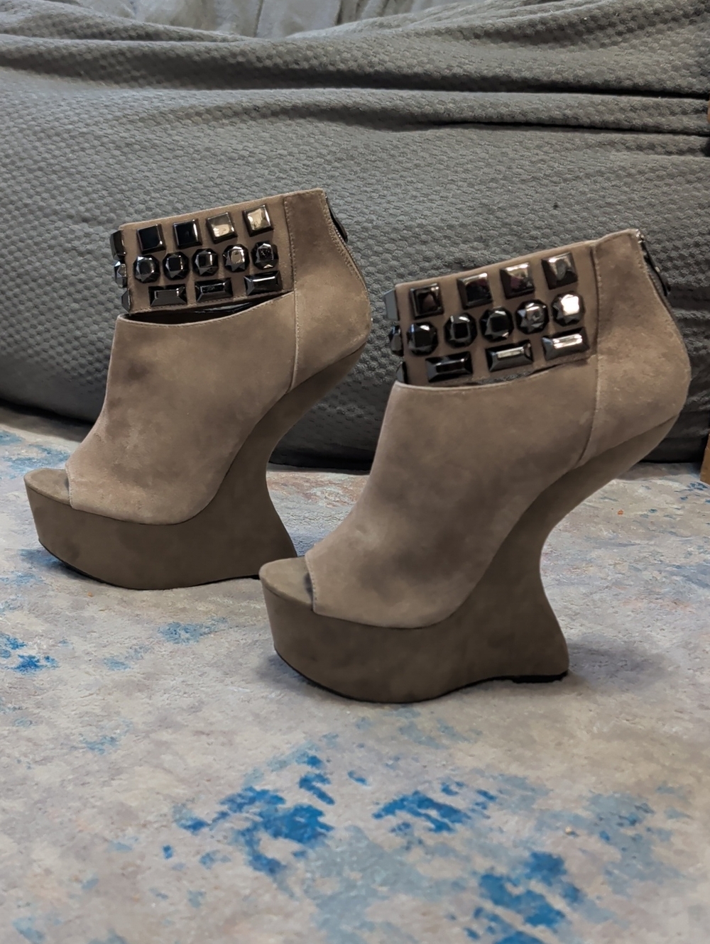 Chinese Laundry Suede Peep-Toe Taupe Platform Wedge Booties w/ Studded Cuff 8 US